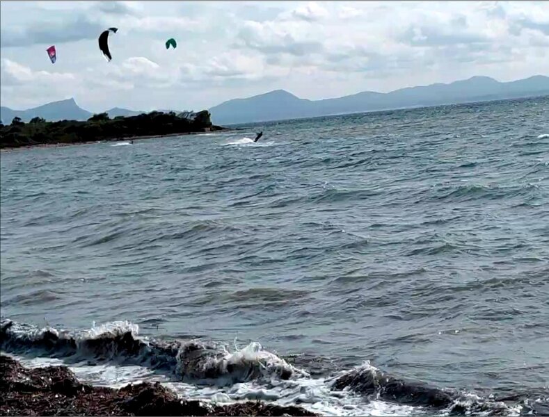 251020_Kite-Surfen.jpg - Mallorca-Wanderungen Oktober 2025 - 20.10.25 - Alcanada.Puig Negre  (150 Hm, 16 km, 23k)  Kite-Surfer bei der Insel Alcanada