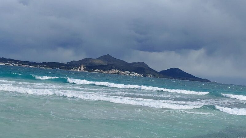 260315_Talaia.jpg - Mallorca-Wanderungen März 2026 - 15.03.26 - Strandwanderung (40 Hm ,12 km, 17k)   Talaia d' Alcúdia vom Bootshafen S' Oberta