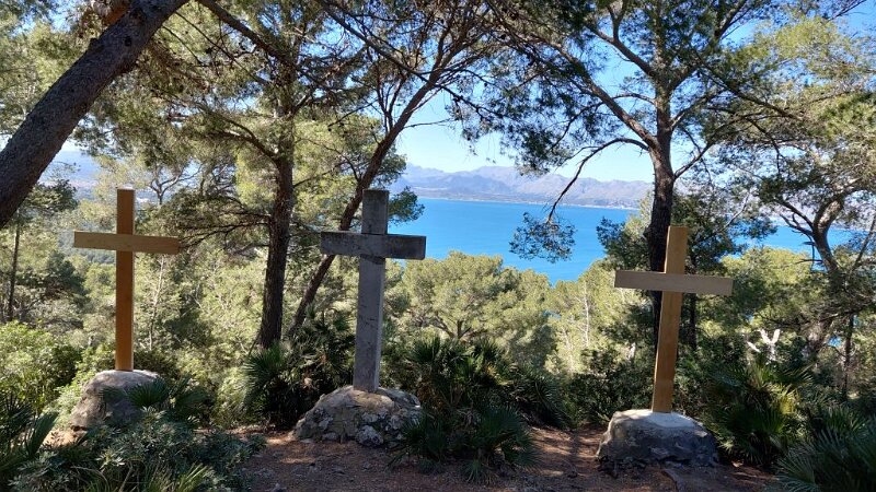 260317_3Kreuze.jpg - Mallorca-Wanderungen März 2026 - 17.03.26 - Penyal Rojo (de Migdia) (220Hm, 4km, 8k)   Drei Kreuze