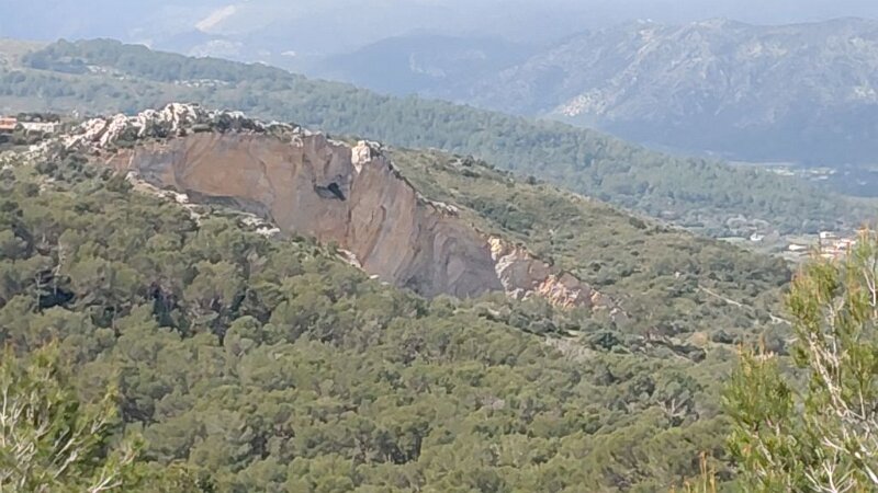 260319_Steinbruch.jpg - Mallorca-Wanderungen März 2026 - 19.03.26 - Puig Sant Martí (210 Hm, 7 km, 12k)   Steinbruch vom Gipfel
