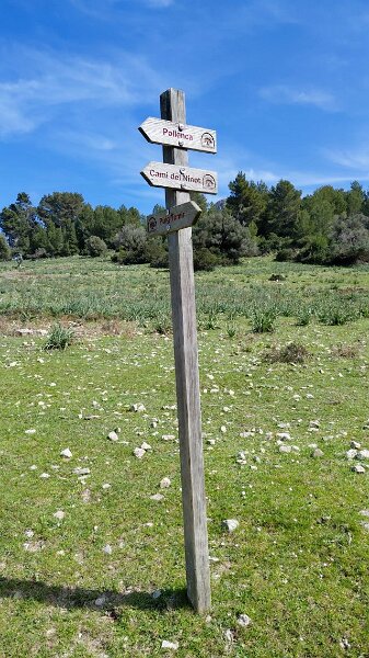 260320_Tafeln_falsch.jpg - Mallorca-Wanderungen März 2026 - 20.03.26 - Fartaritx-Ninot (420 Hm, 12 km, 22k)   falsche Richtung nach Pollenca, nicht links, sondern geradeaus