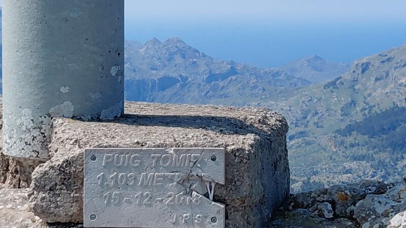 260325_Gipfel.jpg - Mallorca-Wanderungen März 2026 - 25.03.26 - Tomir mit Umrundung (740 Hm, 14 km, 26k)   Tafel am Gipfel