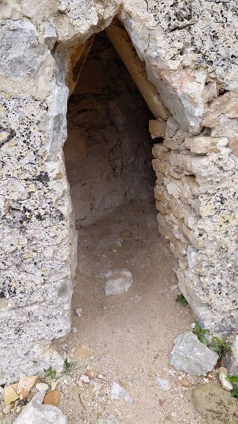 260329_Eingang_nieder.jpg - Mallorca-Wanderungen März 2026 - 29.03.26 - Puig de Maria (230 Hm, 6 km, 12k)   Eingang für kleine Menschen