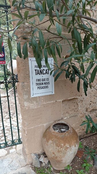 260329_geschlossen.jpg - Mallorca-Wanderungen März 2026 - 29.03.26 - Puig de Maria (230 Hm, 6 km, 12k)   Tor geschlossen, bis es neue Lösungen (wörtlich Sitzstangen) gibt