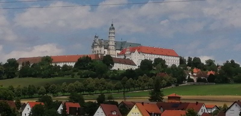 200721_Kloster_Neresheim.jpg - 21.07.2020 - Radtour Heidenheim nach Nördlingen -  vom Radweg - Kloster Neresheim  Doris E., Helmuth