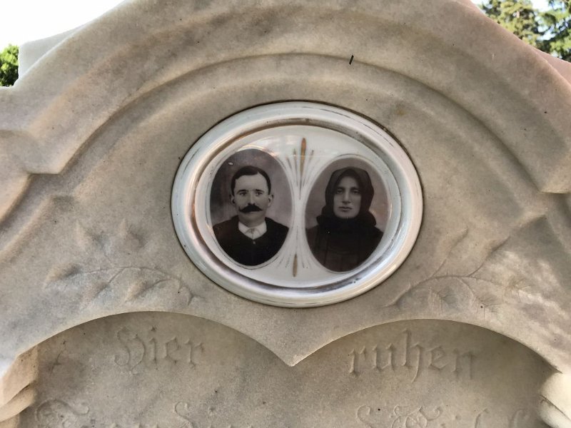 180527_Fotos_Huebner_R.jpg - Sanktanna-Besuch 2018 - 27.05.2018 - Altsanktanna   Fotos Grab von Großeltern Hübner (Foto Ralf)