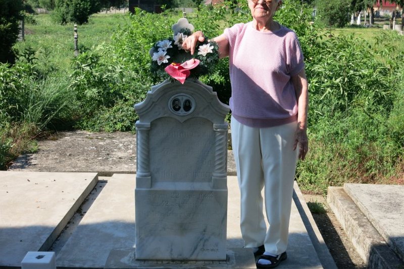 180527_Grab_Huebner.jpg - Sanktanna-Besuch 2018 - 27.05.2018 - Altsanktanna   Grab von Großeltern Hübner