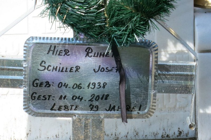 180527_Grab_Sepp_Schiller.jpg - Sanktanna-Besuch 2018 - 27.05.2018 - Neusanktanna   Kreuz von Sepp Schiller
