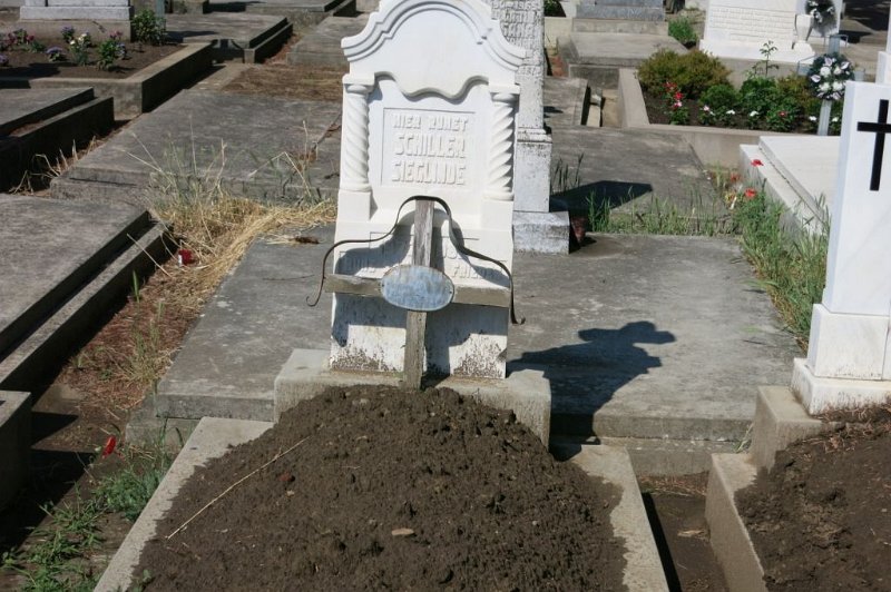 180527_Grab_Sieglinde.jpg - Sanktanna-Besuch 2018 - 27.05.2018 - Neusanktanna   Grab von Sieglinde Schiller