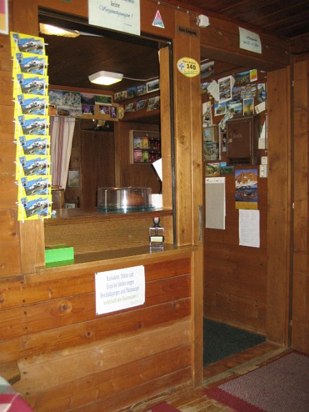 110719_Darmstaedter_H_Chef_bedient.jpg - Hüttenwanderung Verwall - 19.07.2011 - DH, hier bedient der Chef Andi Markus, Helmuth