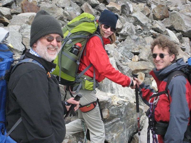 110719_Markus_Lina_Helmuth.jpg - Hüttenwanderung Verwall - 19.07.2011 - Schneefeld geschafft (mit Lina und Vater Markus) Markus, Helmuth