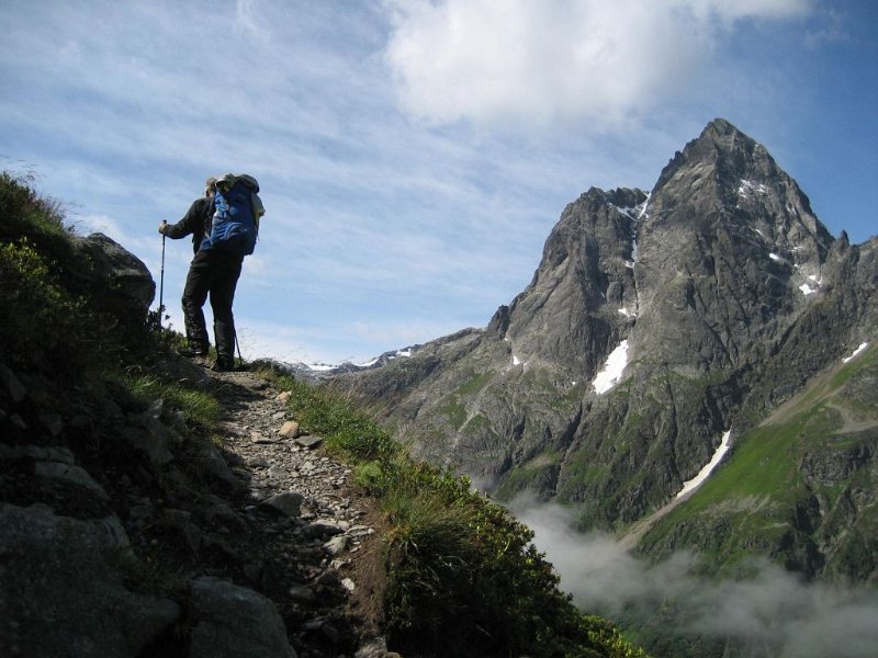 110719_Patteriol_Nebel_lichten_sich.jpg - Hüttenwanderung Verwall - 19.07.2011 - Patteriol (Weg zur DH) Markus, Helmuth
