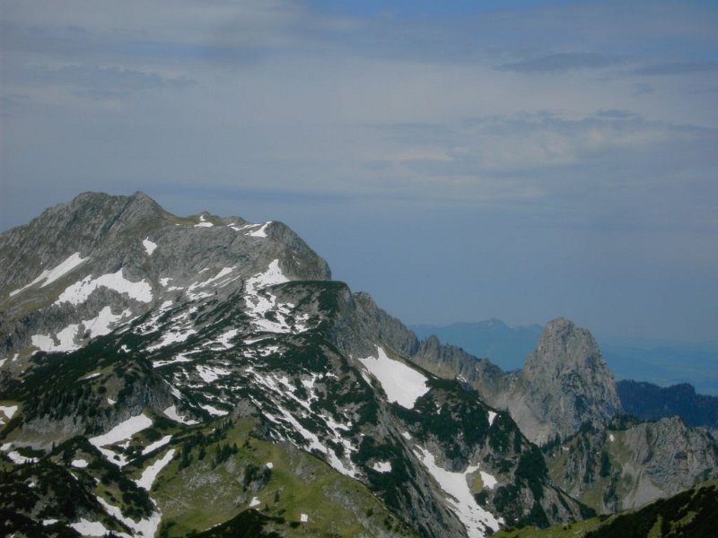 120607_Hochplatte_Geiselstein.jpg - 07.06.2012 - Scheinberg - Hochplatte und Geiselstein vom Gipfel  Doris K., Helmuth