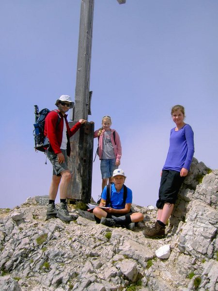 120808_Saeuling_Gipfelkreuz.jpg - 08.08.2012 - Säuling - Gipfelkreuz   Lea, Lennart, Eliza, Anton, Helmuth