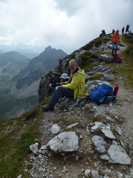 130831_Gaißhorn_Gipfel.jpg - 31.08.2013 - Gaißhorn, Tannheimertal - Gipfelbrotzeit  Lena, Eliza, Elisabeth, Anton, Helmuth