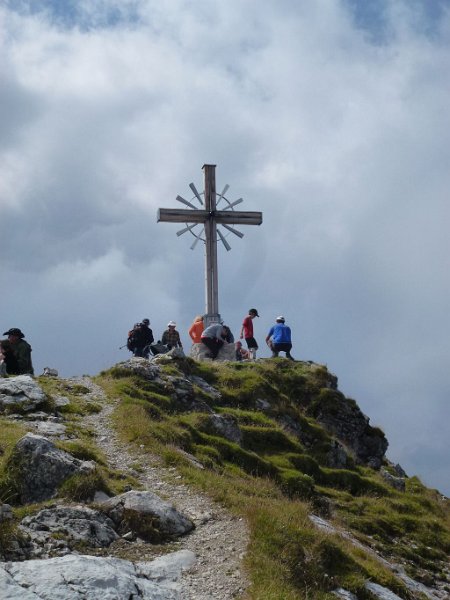 130831_Gaißhorn_Gipfelkreuz.jpg - 31.08.2013 - Gaißhorn, Tannheimertal - Gipfelkreuz  Lena, Eliza, Elisabeth, Anton, Helmuth