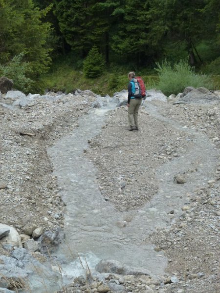 130914_Heimgarten_Bach.jpg - 14.09.2013 - Heimgarten - Bachüberquerung  Christine, Elisabeth, Helmuth