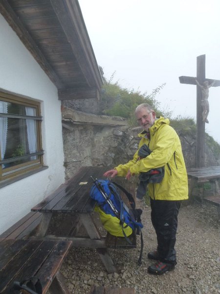 130914_Heimgarten_Huette.jpg - 14.09.2013 - Heimgarten - warme Sachen drunterziehen  Christine, Elisabeth, Helmuth