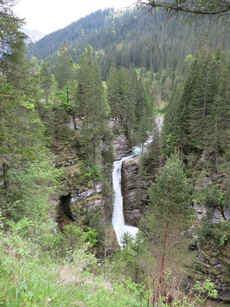 150531_Rinnen_Wasserfall.jpg - 31.05.2015 - Galtjoch - Wasserfall am Rotlech in Rinnen  Luise, Elisabeth, Helmuth