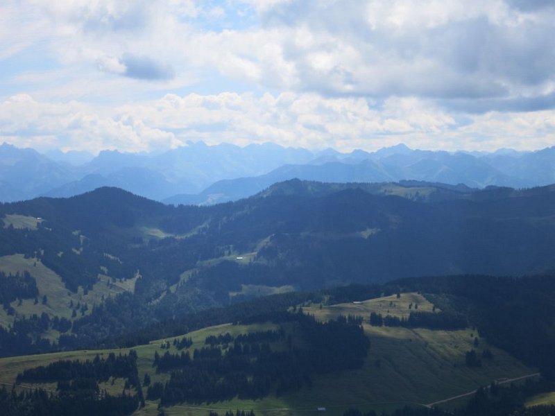 150822_Berge.jpg - 22.08.2015 - Steineberg, Stuiben - vom Stuiben-Gipfel: Berge Richtung Süd-Osten  Helmuth 