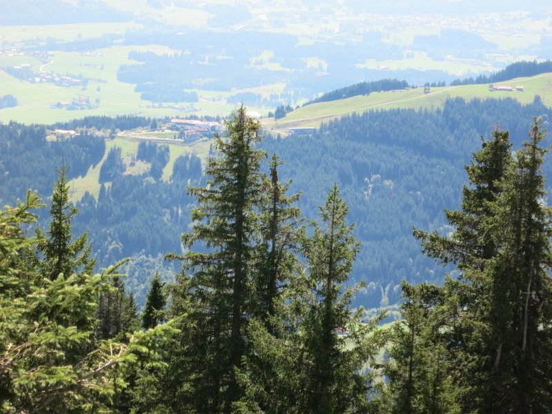 150822_Gasthaus_Bergwirt.jpg - 22.08.2015 - Steineberg, Stuiben - vom Gipfel Steineberg: Gasthaus Bergwirt (?)   Helmuth 