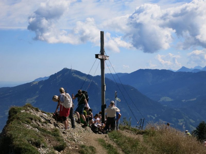150822_Gipfelkreuz_Gruenten.jpg - 22.08.2015 - Steineberg, Stuiben - Gipfelkreuz Steineberg, im Hintergrund der Grünten  Helmuth 
