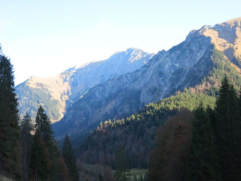 151108_Berge_1.jpg - 08.11.2015 - Engeratsgundsee (1.876 m) - Berge talauswärts   Elisabeth, Helmuth