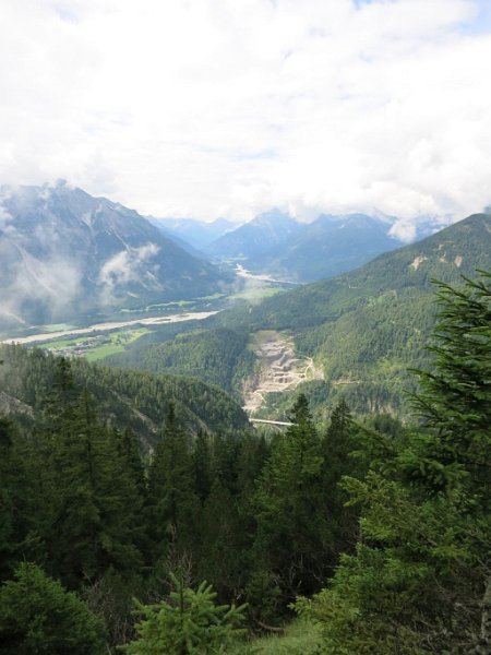 160806_Lechtal.jpg - 06.08.2016 - Gaichtspitze - Lechtal vom Aufstieg  Luise, Elisabeth, Helmuth