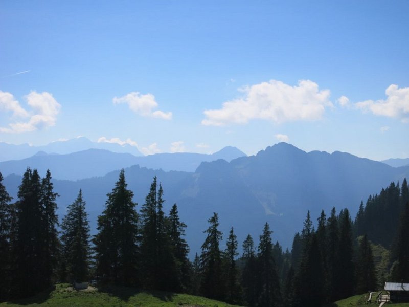 160924_Sueden.jpg - 24.09.2016 - Bleick - Berge Richtung Süden vom Gipfel Niederbleick (ganz hinten Zugspitze)  Elisabeth, Helmuth