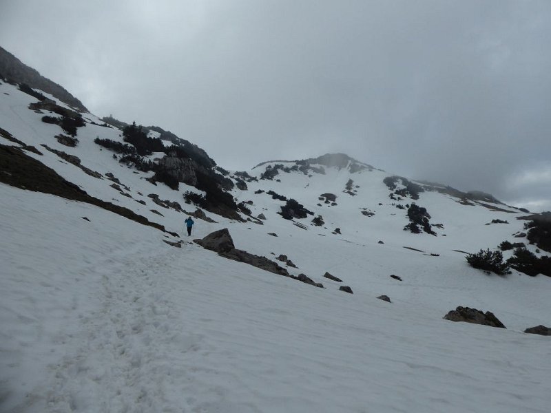 170521_Schnee_E.jpg - 21.05.2017 - Füssener Jöchl, Kissinger Hütte -  Gräner Höhenweg, Schnee beim Abstieg ins Tal (Foto Elisabeth)  Luise, Elisabeth, Helmuth