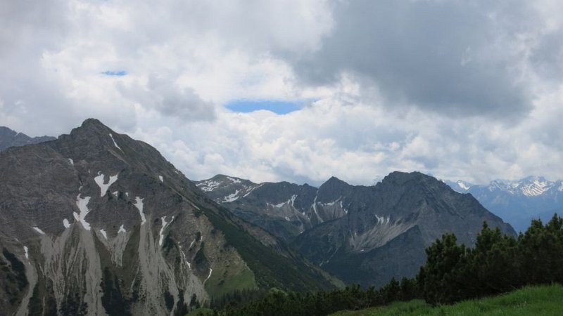 170610_Rubihorn.jpg - 10.06.2017 - Sonnenköpfe -  Rubihorn, links Entschenkopf  Luise, Elisabeth, Helmuth