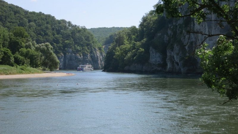 170624_Donaudurchbruch_2.jpg - 24.06.2017 - Ausflug mit Augsburger Tafel - Donaudurchbruch von Schiffsanlegestelle   Helmuth