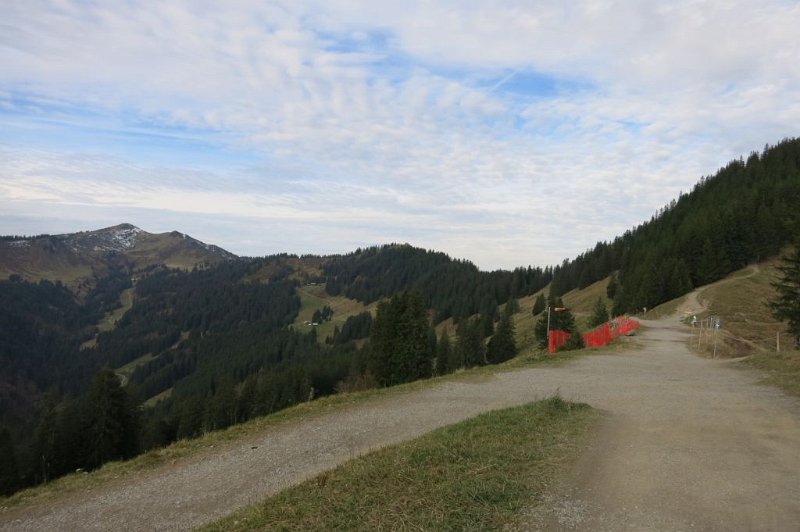 171104_Teil1.jpg - 04.11.2017 - Rundwanderung Riedberger Horn - beim Ausstieg Seilbahn - Teil 1 der Wanderung bis Riedberger Horn  Elisabeth, Helmuth