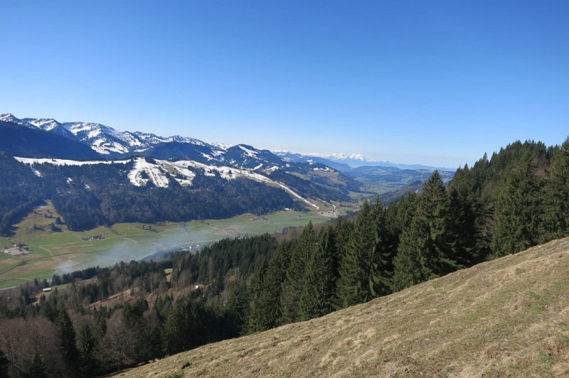 180407_Berge_Sueden.jpg - 07.04.2018 - Salmaser und Thaler Höhen - von der Salmaser Höhe - Weitsicht  Elisabeth, Helmuth