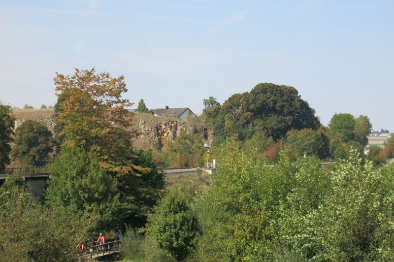 180916_Hermaringen.jpg - 16.09.2018 - Donautal Radelspaß - Fels in Hermaringen  Helmuth mit Rad