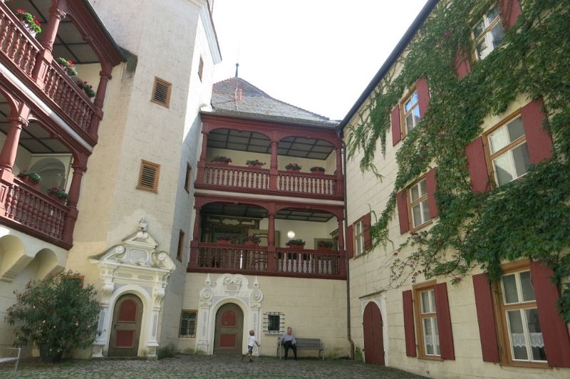 180916_Sontheim_2.jpg - 16.09.2018 - Donautal Radelspaß - Burg Brenz Sontheim  Helmuth mit Rad