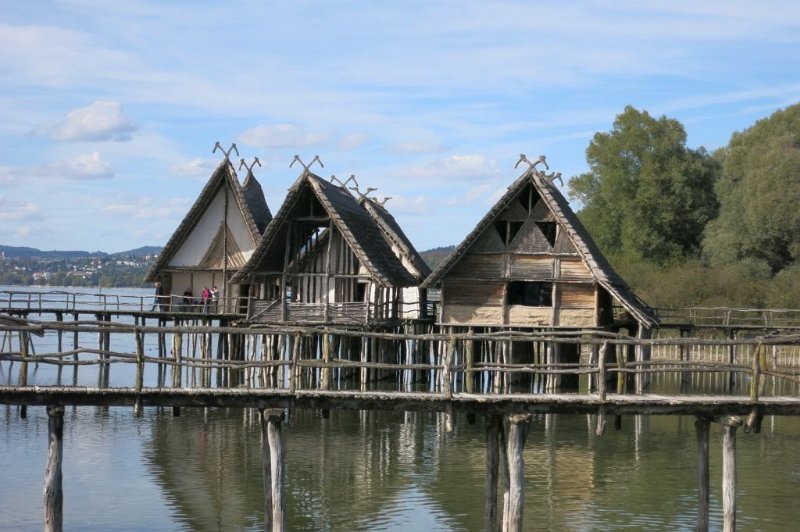 180922_Pfahl_1.jpg - 22.09.2018 - Bodensee - Pfahlbauten  Helmuth mit Bus