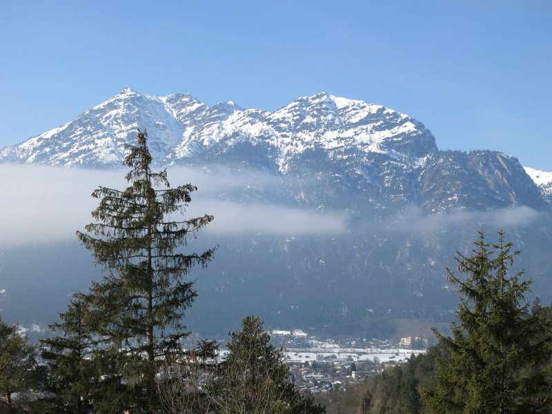 190223_Tannenhuette1.jpg - 23.02.2019 - Tannenhütte - Aussichtspunkt beim Abstieg - Kramerspitze  Amaya, Esperanza, Elisa, Helmuth 
