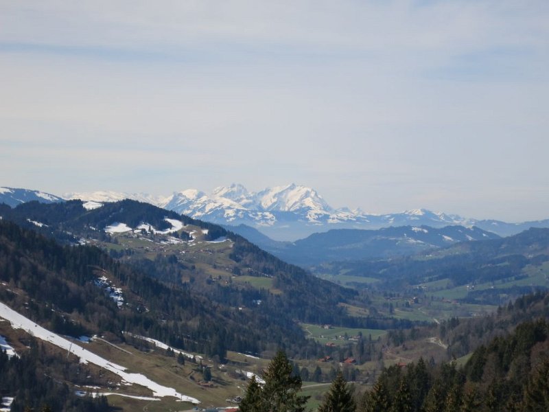 190406_Berge.jpg - 06.04.2019 - Salmaser Höhen - vom Aufstieg - Berge Richtung Süden  Elisabeth, Helmuth