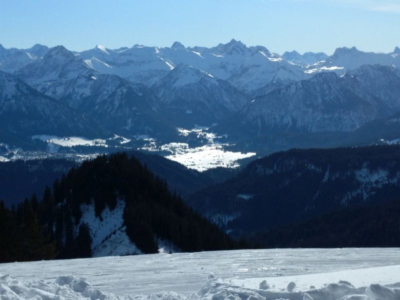 200208_Berge_2_E.jpg - 08.02.2020 - Bolsterlang Bergstation - Ofterschwang Talstation mit Schneeschuhen   - am Gipfel Weiherkopf - Berge Richtung Osten (Foto Elisabeth)  Elisabeth, Helmuth