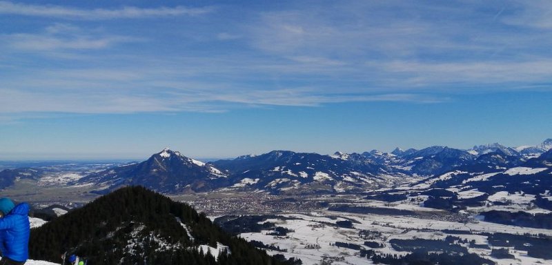 200208_Gruenten.jpg - 08.02.2020 - Bolsterlang Bergstation - Ofterschwang Talstation mit Schneeschuhen   - am Gipfel Sigiswanger Horn - Berge Richtung Osten (Grünten)  Elisabeth, Helmuth