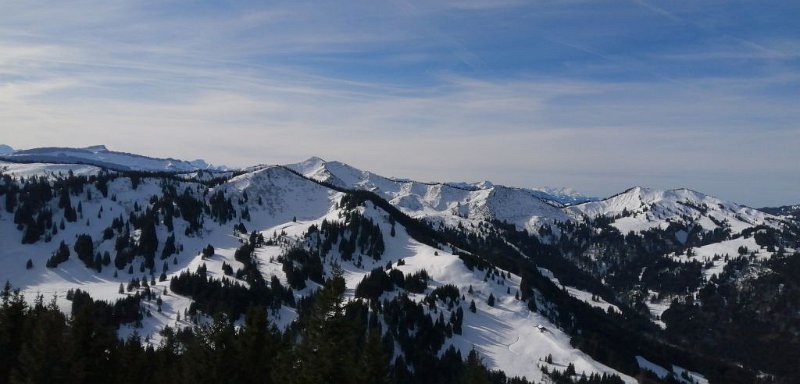 200208_Nagelfluh.jpg - 08.02.2020 - Bolsterlang Bergstation - Ofterschwang Talstation mit Schneeschuhen   - am Gipfel Sigiswanger Horn - Berge Richtung Westen (Nagelfluhkette)  Elisabeth, Helmuth