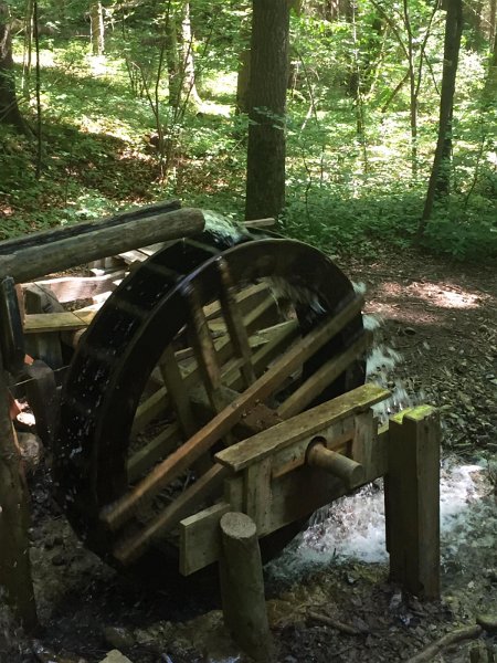 Doris_22.jpg - 29.06.2019 - Ammerschlucht von Rottenbuch - auf dem Hinweg - Wasserrad (Foto Doris)  Doris, Elisa, Elisabeth, Lennart, Anton, Helmuth