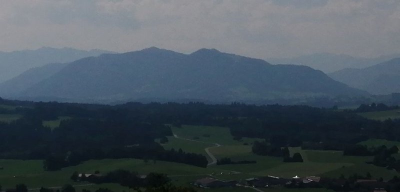 200801_Berge_Zoom.jpg - 01.08.2020 - von Peiting zum Schnalz -  vom Schnalz-Gipfel - Berge Richtung Osten  Elisabeth, Doris, Helmuth