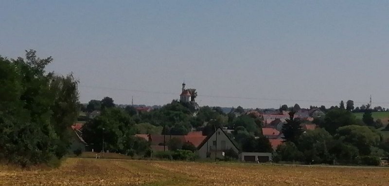 200808_Kapelle.jpg - 08.08.2020 - bei Wörnitzstein -  vom Rückweg - Kapelle  Elisabeth, Doris, Helmuth