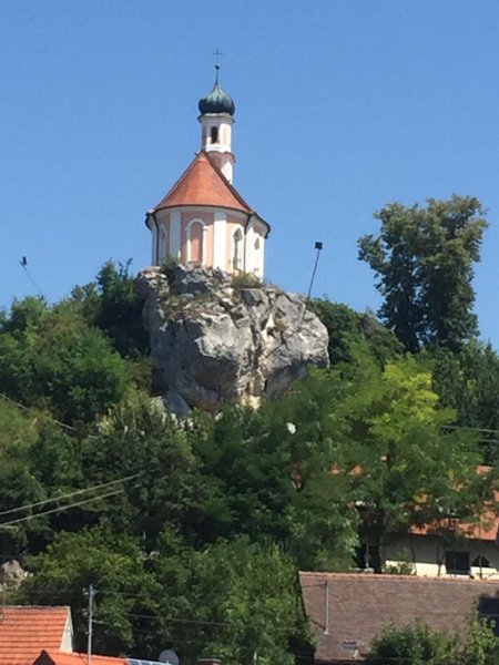 200808_Kapelle_D.jpg - 08.08.2020 - bei Wörnitzstein -  am Ende der Wanderung - Kapelle (Foto Doris)  Elisabeth, Doris, Helmuth
