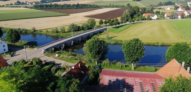 200808_Woernitz.jpg - 08.08.2020 - bei Wörnitzstein -  von der Kapelle - Wörnitz mit Brücke  Elisabeth, Doris, Helmuth