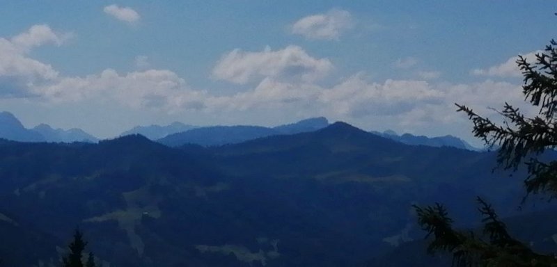 200905_Hoher_Ifen.jpg - 05.09.2020 - Mittag, Bärenköpfle -  Anhöhe neben dem Bärenköpfle - Berge, ganz hinten Hoher Ifen  Elisabeth, Helmuth