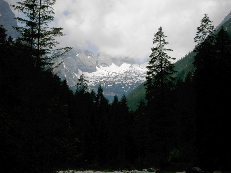 080620_Schneeberge.jpg - Zugspitz-Besteigung 2008 - 20.06.2008 - Schneeberge am Ende des Tales   Markus, Helmuth