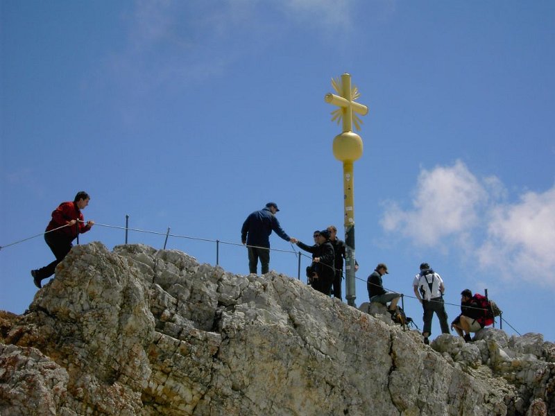 080621_Gipfelkreuz1.jpg - Zugspitz-Besteigung 2008 - 21.06.2008 - am Gipfelkreuz  Markus, Helmuth